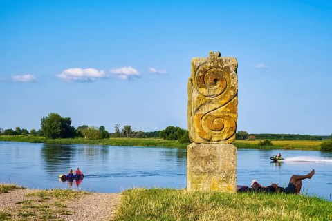 Slulpture Elbwaechter on the Elbe