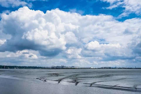 Muehlenberger Loch in front of Airbus premises