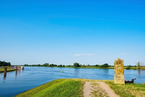 Slulpture Elbwaechter on the Elbe