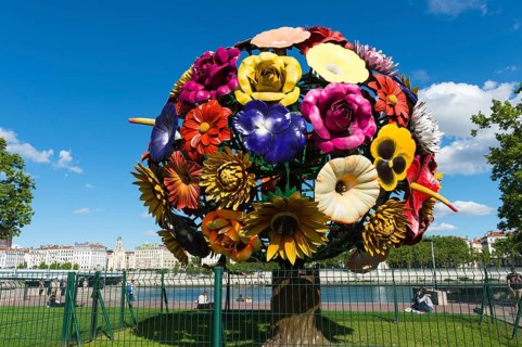 Metallic flower tree by the Korean artist Choi Jeong Hwa on the banks of the Rhone