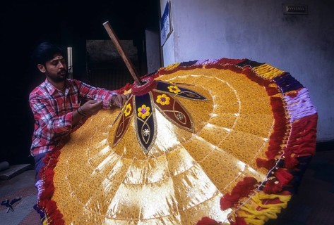 Making hugu temple umbrella
