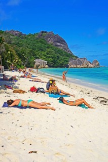 Bathers sunbathe on the dream beach Source d'Argent