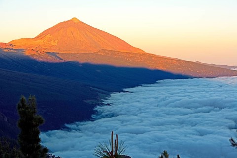 Sunrise on Pico del Teide above trade wind clouds