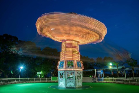 Rotating swing ride