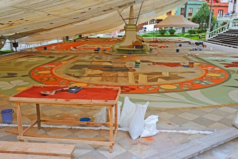 Artists create pictures from coloured sand in the Plaza del Ayuntamiento