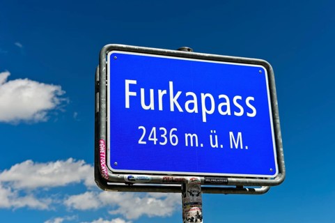 Sign with altitude indication at the top of the pass
