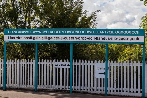 Llanfairpwllgwyngyllgogerychwyrndrobwllllantysiliogogoch