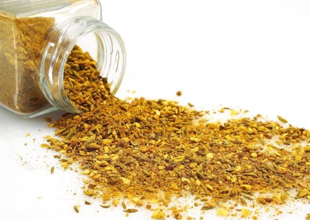 CURRY POWDER AGAINST WHITE BACKGROUND