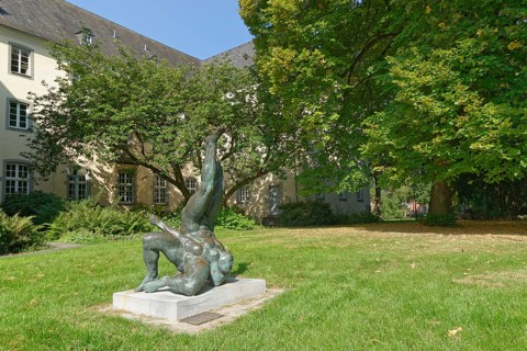 Wrestler sculpture in front of former Franciscan monastery