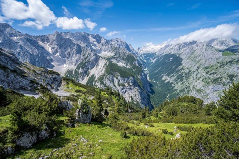 View into the Reintal valley and of the peaks of the Wetterstein mountains