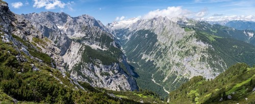 View into the Reintal valley and of the peaks of the Wetterstein mountains