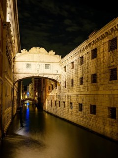 Bridge of Sighs at night