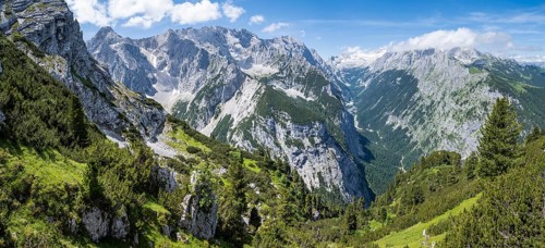 View into the Reintal valley and of the peaks of the Wetterstein mountains