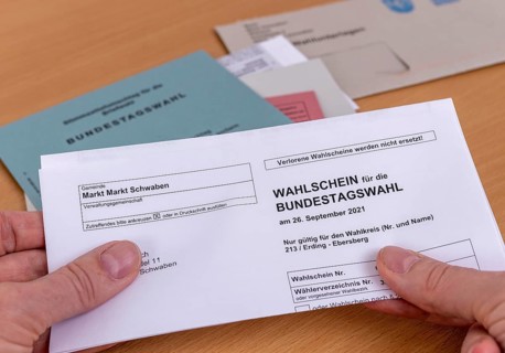 Hands holding a ballot paper for the election of members of the German Bundestag on 26.09.2021