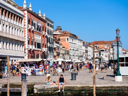 Tourists and stalls on the Rive degli Schiavoni waterfront