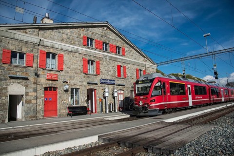 Ospizio Bernina station