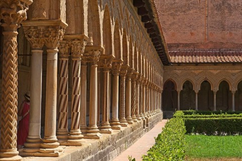 Ornate twin pair columns in the cloister