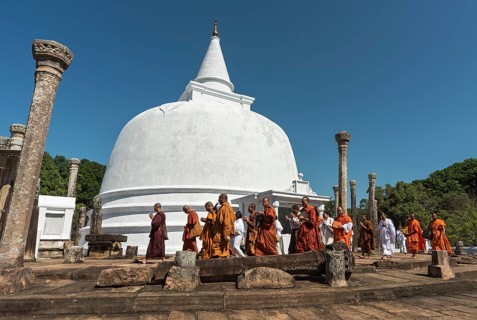 Buddhist monks walking around the Lankaramaya Dagoba