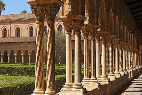 Ornate twin pair columns in the cloister