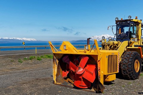 Wheel loader with snowblower and snow chains