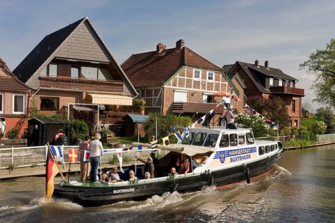 Excursion boat on the Este