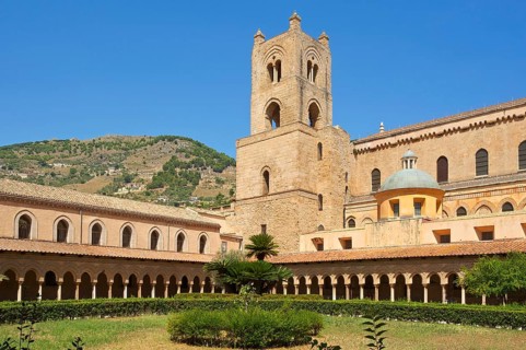 Twin pair columns in the cloister