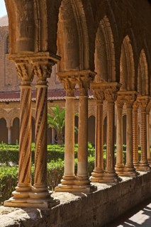 Ornate twin pair columns in the cloister