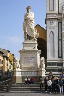 Statue of Dante Alighieri
