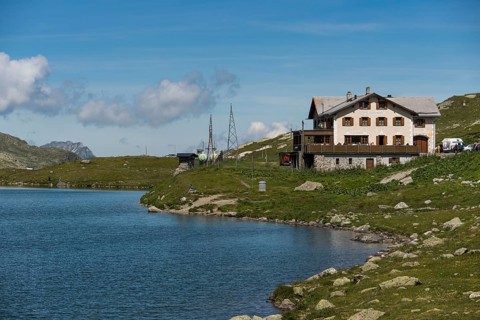 Lake and Flueela pass house