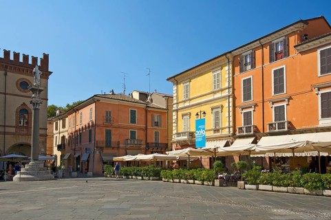 Coffee Houses in Piazza del Popoll