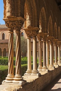 Ornate twin pair columns in the cloister