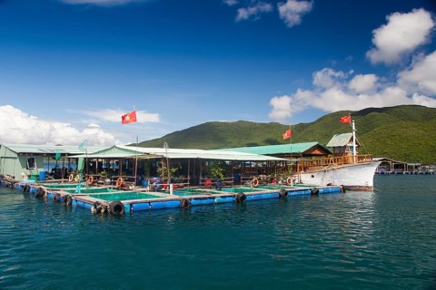 Floating houses in front of Ho Ca Tri Nguyen Island