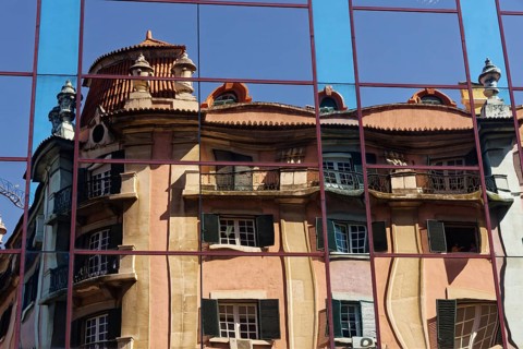 Mirror imaging in the glass facade of the mall Monumental