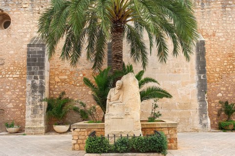 Craftsman sculpture at the church in Santanyi