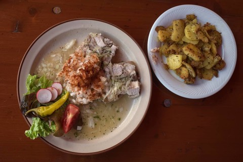 Brawn with onions and fried potatoes
