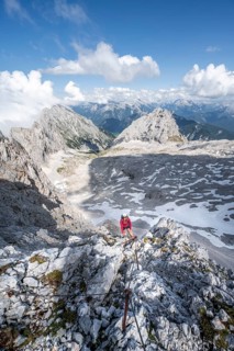 Hiker on the via ferrata to the Patenkirchner Dreitorspitze