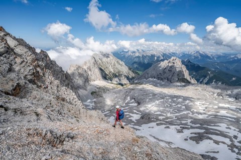 Hiker on the via ferrata to the Patenkirchner Dreitorspitze