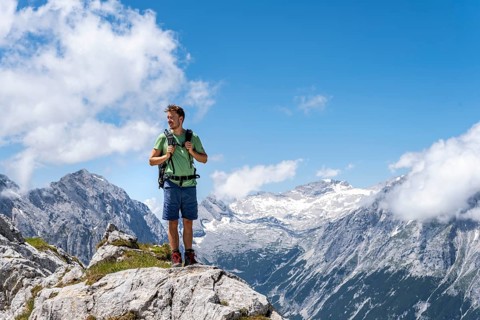 Hikers at the summit of the Partenkirchner Dreitorspitze