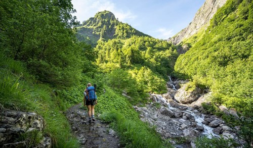 Hiker ascending the stream to the Kemptner Hut