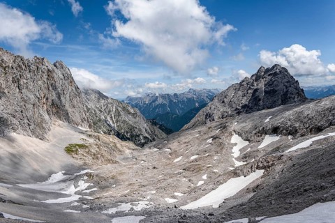 View of the Leutascher Platt with peaks Oefelekopf and Musterstein and Toerlspitzen