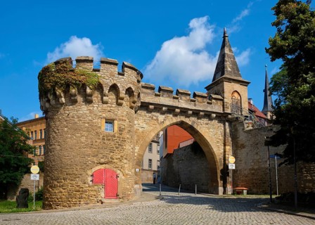 Crooked gate to the cathedral district