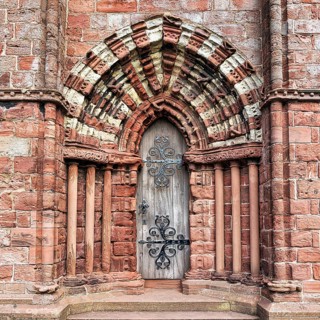 Two-tone sandstone side portal