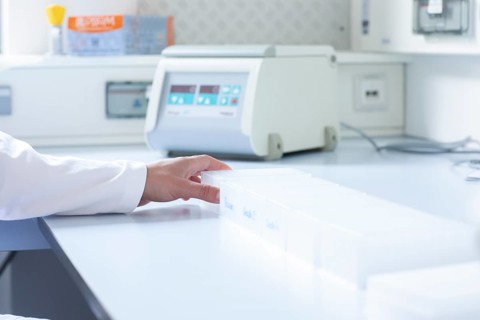 Sample preparation with laboratory equipment in a laboratory for control testing