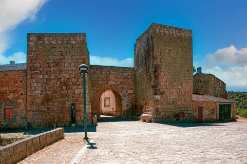 Ramparts and entrance gate to Castelo Mendo