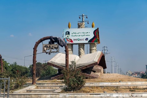 Quoran at a street crossing