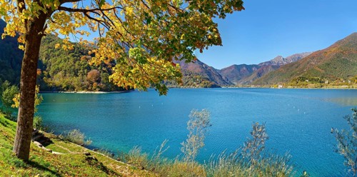 Idyllic lake in autumnal vegetation