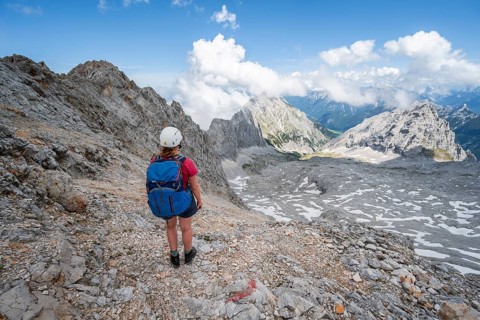 Hiker on the trail to the Patenkirchner Dreitorspitze