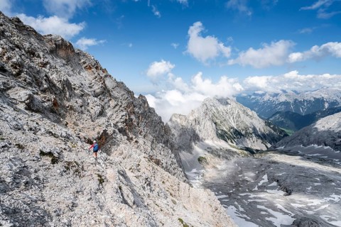 Hiker on the via ferrata to the Patenkirchner Dreitorspitze