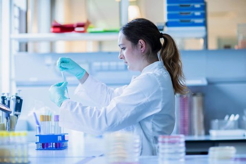 Lab technician pipetting a sample in the lab