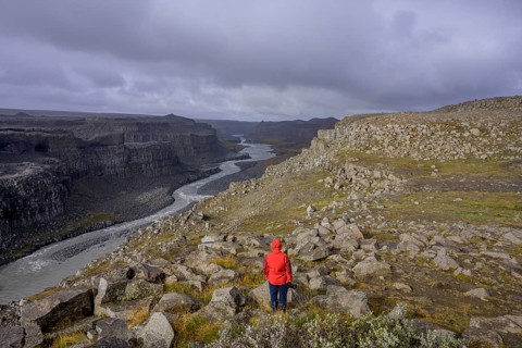 Person in red anorak looking towards the canyon of Joekulsa A Fjoellum